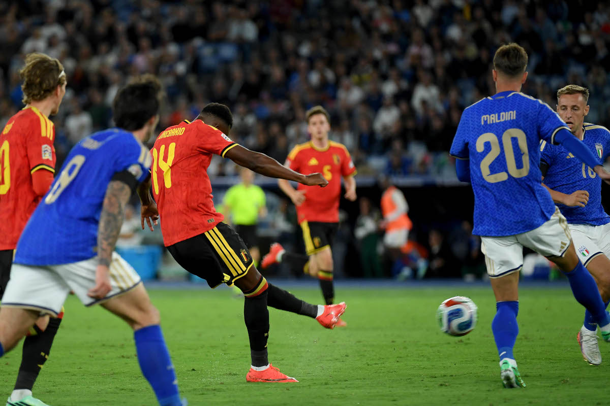 ROMA, ITÁLIA - 25 DE SETEMBRO: Todi Lukebago da Bélgica marca o segundo gol durante a partida da fase de grupos da Liga das Nações 2026/27 da UEFA entre Itália e Bélgica no Stadio Olimpico em 25 de setembro de 2026 em Roma, Itália. (Foto de Marco Rossi/Getty Images)