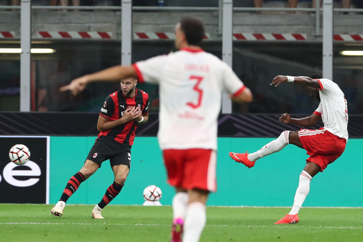 ITÁLIA - 16 DE SETEMBRO: Todi Lukebago do SL Benfica marca o primeiro gol de sua equipe durante a partida da fase MT1 da UEFA Europa League 2026/27 entre AC Milan e SL Benfica no Stadio San Siro em 16 de setembro de 2026 na Itália. (Foto de Marco Luzani/Getty Images)
