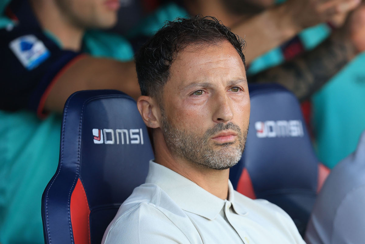 BOLOGNA, ITÁLIA - 06 DE SETEMBRO: Domenico Tedesco, técnico do Bologna FC 1909, caminha durante a partida da Série A entre Bologna FC e US Sassuolo no Stadio Renato Dall'Ara em 6 de setembro de 2026 em Bolonha, Itália. (Foto de Gabriel Maltindi/Getty Images)