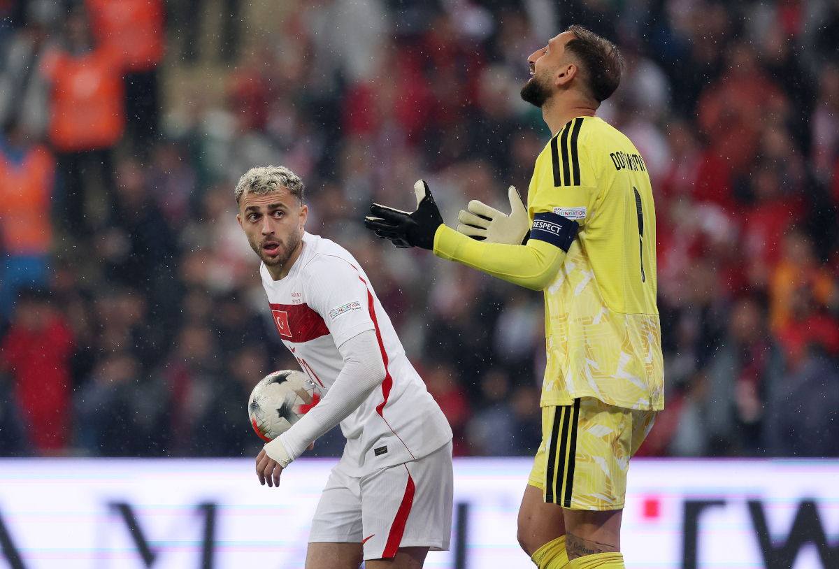 BURSA, TURQUIA - 28 DE SETEMBRO: O Paris Alber Yilmaz da Turquia comemora o primeiro gol de seu time contra o italiano Gianluigi Donnarumma durante a partida da fase de grupos da Liga das Nações da UEFA 2026/27 entre Turquia e Itália. Bursa, Turquia. (Foto de Ahmed Mora/Getty Images)