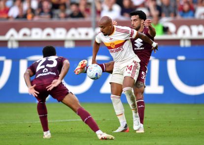 TURIN, ITALY - SEPTEMBER 14: Donyell Malen of AS Roma is challenged by Eray Comert of Torino FC during the Serie A match between Torino FC and AS Roma at Stadio Olimpico Grande Torino on September 14, 2026 in Turin, Italy. (Photo by Valerio Pennicino/Getty Images)