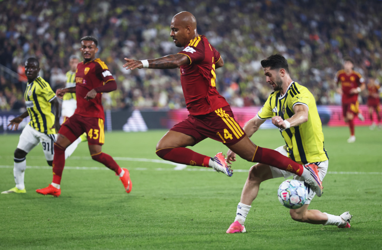 ISTAMBUL, TURQUIA - 10 DE SETEMBRO: Doniel Malone da AS Roma é desafiado por Ismail Yucek do Fenerbahce durante a partida da Fase MT1 da Liga dos Campeões da UEFA 2026/27 entre Fenerbahce SK e AS Roma. Istambul, Turquia. (Foto de Burak Kara/Getty Images)