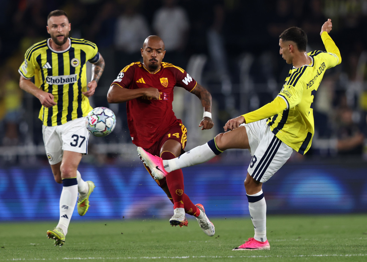 ISTAMBUL, TURQUIA - 10 DE SETEMBRO: Mert Muldur, do Fenerbahçe, passa a bola sob pressão de Donel Malone, da AS Roma, durante a partida MD1 da Liga MD1 da Liga dos Campeões da UEFA 2026/27 entre Fenerbahce SK e AS Roma. 2026 em Istambul, Turquia. (Foto de Burak Kara/Getty Images)