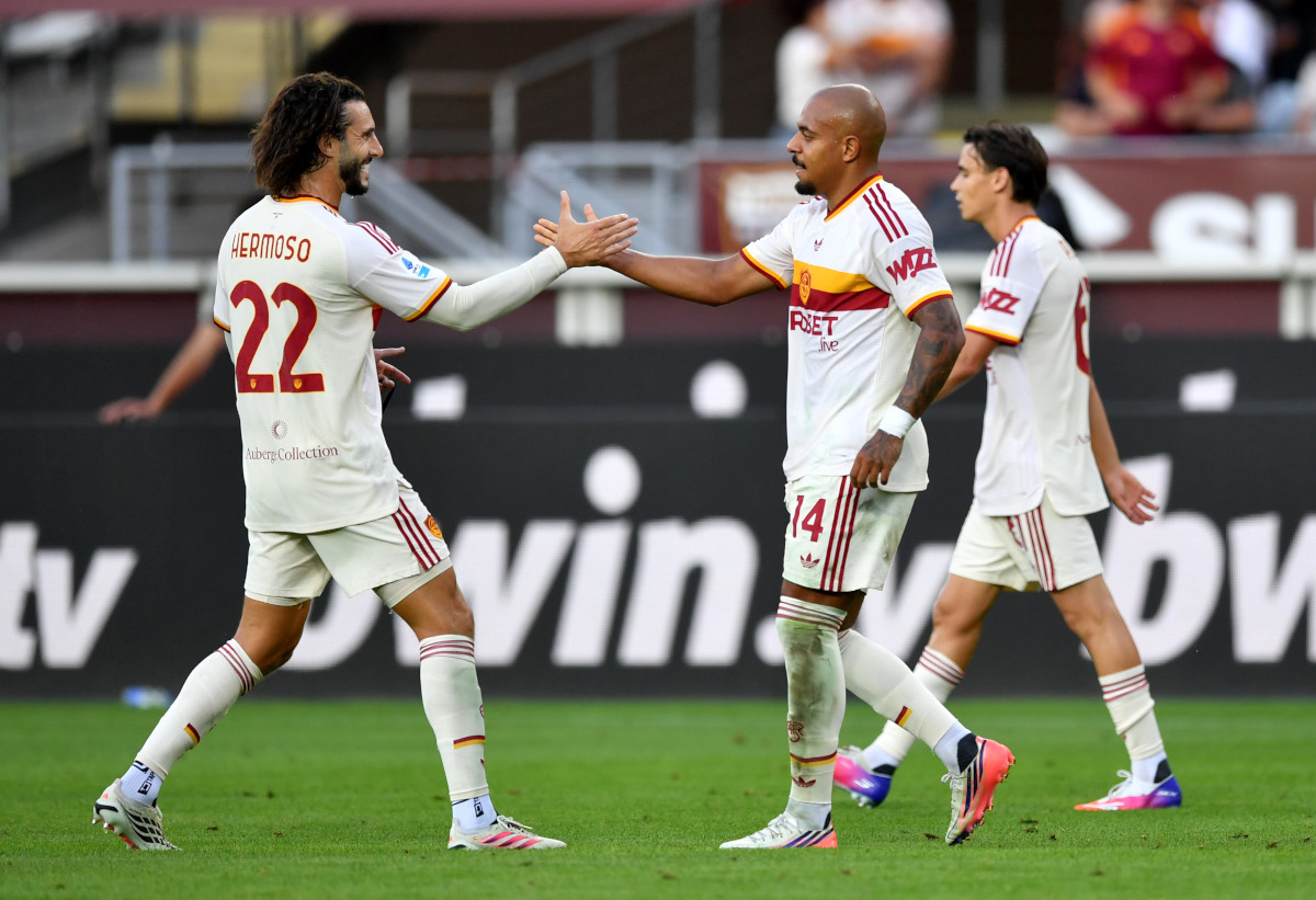 TURIM, ITÁLIA - 14 DE SETEMBRO: Donial Malone da AS Roma comemora marcar o primeiro gol de seu time com o companheiro Mario Hermoso durante a partida da Série A entre Torino FC e AS Roma no Stadio Olimpico Grande Torino em 14 de setembro de 2026 em Torino, Itália. (Foto de Valerio Pennicino/Getty Images)