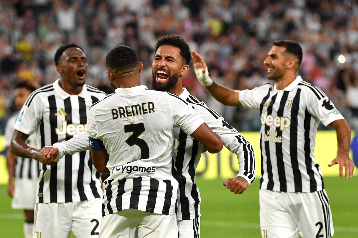 TURIM, ITÁLIA - 20 DE SETEMBRO: Bremer da Juventus comemora marcar o segundo gol de seu time com o companheiro Douglas Luiz durante a partida da Série A entre Juventus e Atlanta BC no Allianz Stadium em 20 de setembro de 2026 em Torino, Itália. (Foto de Valerio Pennicino/Getty Images)