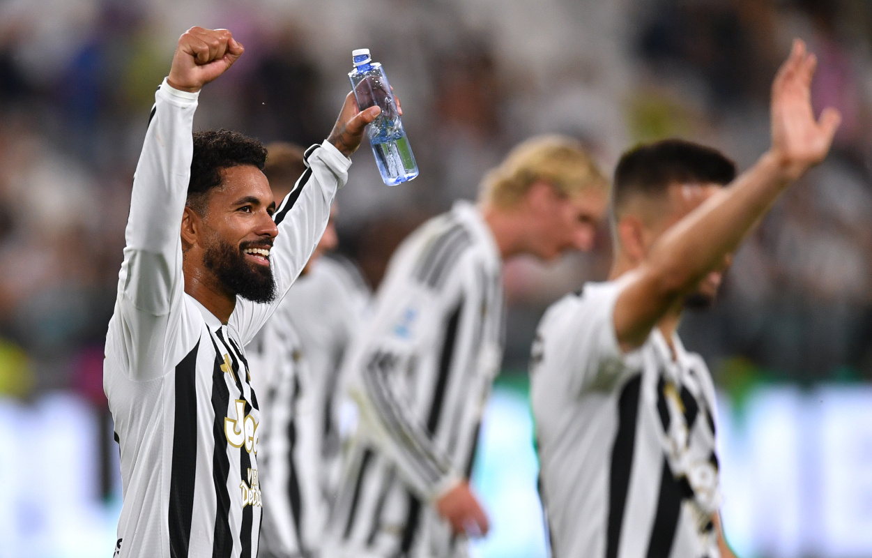 TURIM, ITÁLIA - 20 DE SETEMBRO: Douglas Luiz da Juventus comemora após a partida da Série A entre Juventus e Atalanta BC no Allianz Stadium em 20 de setembro de 2026 em Torino, Itália. (Foto de Valerio Pennicino/Getty Images)