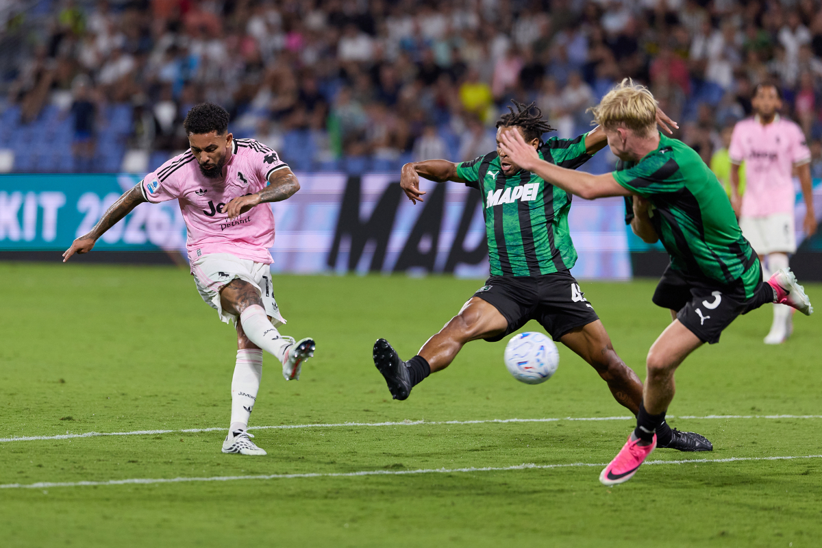 REGIO NEL EMILIA, ITÁLIA - 13 DE SETEMBRO: Douglas Lewis da Juventus em ação durante a partida da Série A entre US Sassuolo e Juventus no Mabe Stadium - Citta del Tricolore em 13 de setembro de 2026 em Reggio nel Emilia, Itália. (Foto de Emmanuel Ciancaglini/Getty Images)