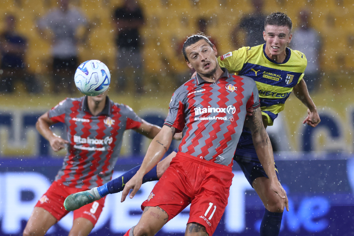 PARMA, ITÁLIA - 01 DE SETEMBRO: Dominik Tropnik do Parma Calcio 1913 disputa a bola com Milan Djuric do US Cremonese durante a partida da Coppa Itália entre Parma Calcio 1913 e US Cremonese no Stadio Ennio Turdini em 02 de setembro de 20. (Foto de Luca Amedeo Bizzarri / Getty Images)