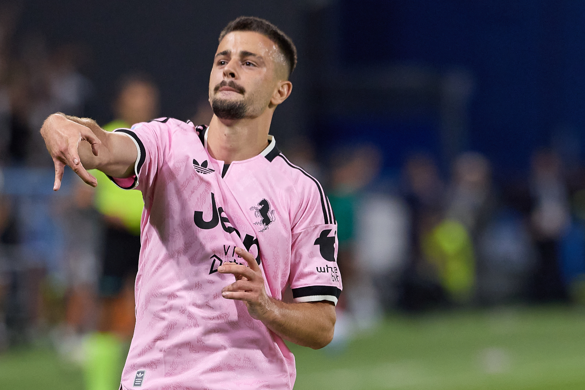 REGGIO NELL'EMILIA, ITÁLIA - 13 DE SETEMBRO: Edon Zhegrova da Juventus comemora marcar o primeiro gol de seu time durante a partida da Série A entre US Sassuolo e Juventus no Mapei Stadium - Citta' del Tricolore em 13 de setembro de 2026 em Reioggil, It'al, Reioggil. (Foto de Emmanuel Ciancaglini/Getty Images)