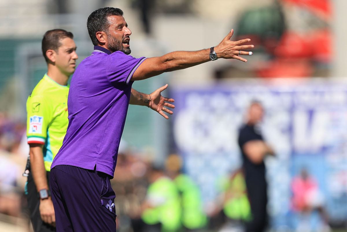 FLORENÇA, ITÁLIA - 5 DE SETEMBRO: Fabio Grosso, técnico da ACF Fiorentina gesticula durante a partida da Série A entre ACF Fiorentina e Torino FC no Stadio Artemio Franchi em 5 de setembro de 2026 em Florença, Itália. (Foto de Gabriel Maltindi/Getty Images)