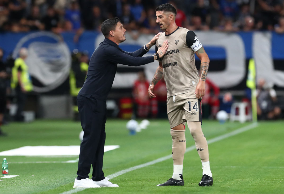 BERGAMO, ITALY - SEPTEMBER 12: Cagliari Calcio head coach Fabio Pisacane issues instructions to his player Alessandro Deiola during the Serie A match between Atalanta BC and Parma Calcio at Stadio Atleti Azzurri d'Italia on September 12, 2026 in Bergamo, Italy. (Photo by Marco Luzzani/Getty Images)