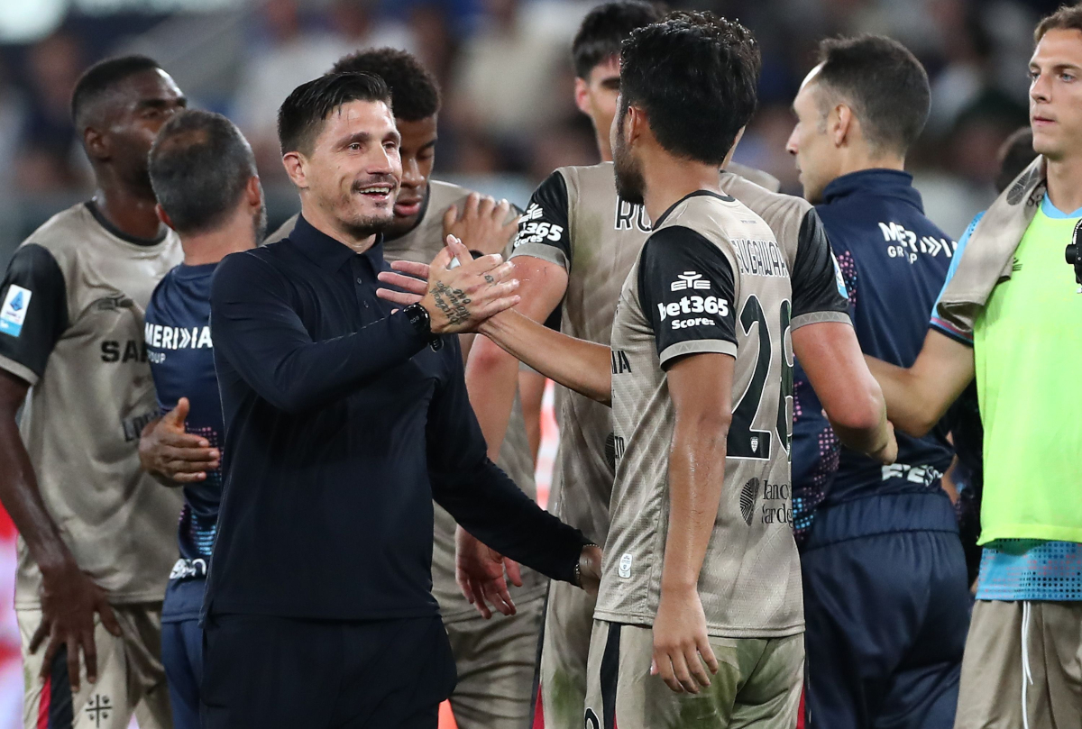 BERGAMO, ITÁLIA - 12 DE SETEMBRO: Os treinadores principais do Cagliari Calcio, Fabio Pisacane, e Yukinari Sugawara, do Cagliari Calcio, comemoram a vitória no final da partida da Série A entre Atalanta PC e Parma Calcio no Stadio Atleti Azzurri Timo62 em setembro de 2012 na Itália. (Foto de Marco Luzzani/Getty Images)
