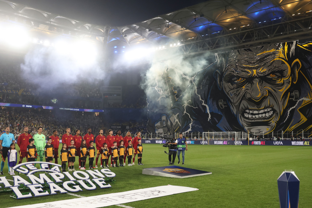 ISTAMBUL, TURQUIA - 10 DE SETEMBRO: TIFO do Monstro de Frankenstein é exibido pelos fãs como jogadores da AS Roma antes da partida MD1 da UEFA Champions League 2026/27 League Stage entre Fenerbahce SK e AS Roma em 10 de setembro de 2018 no Fenerbahçe Sprock Spukrol 2026 em Istambul, Turquia. (Foto de Burak Kara/Getty Images)