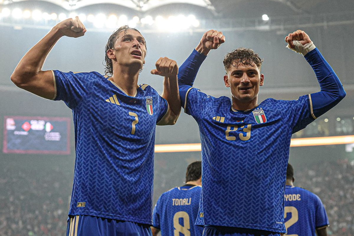 Francesco Pio Esposito comemora com seu irmão Sebastiano Esposito durante Turquia x Itália pela Liga das Nações (@azzurri)