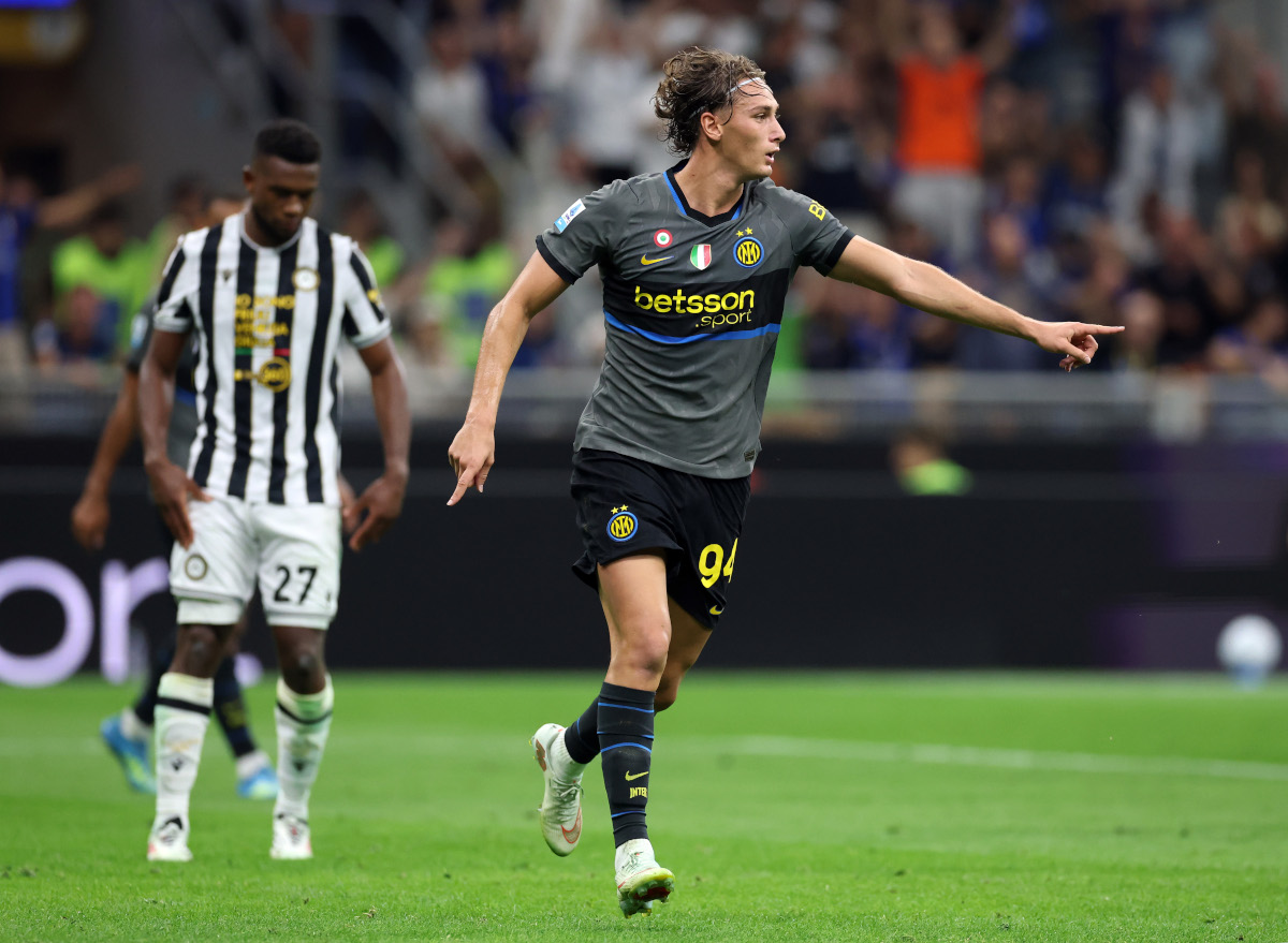MILÃO, ITÁLIA - 14 DE SETEMBRO: Francesco Pio Esposito do FC International Milano comemora o quarto gol de seu time durante a partida da Série A entre FC International e Udinese Calcio no Stadio Giuseppe Mezza em 14 de setembro de 2026 em Milão, Itália. (Foto de Cláudio Villa/Getty Images)