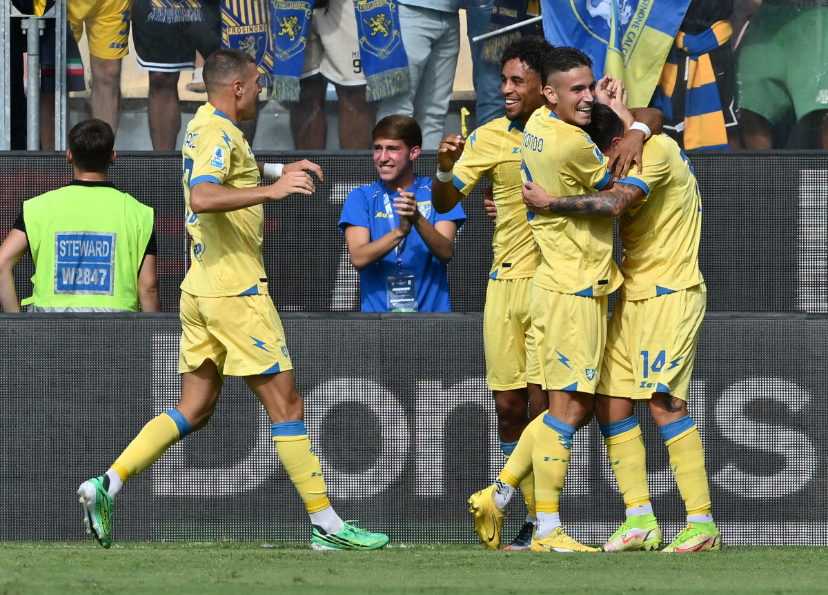 FROSINONE, ITÁLIA - 20 DE SETEMBRO: Giacomo Calò do Frosinone Calcio comemora com seus companheiros depois de marcar o gol de abertura durante a partida da Série A entre Frosinone Calcio e Como 1907 no Stadio Benito Stirpe em 20 de setembro de 2026 em Frosinone, Itália. (Foto de Giuseppe Bellini/Getty Images)