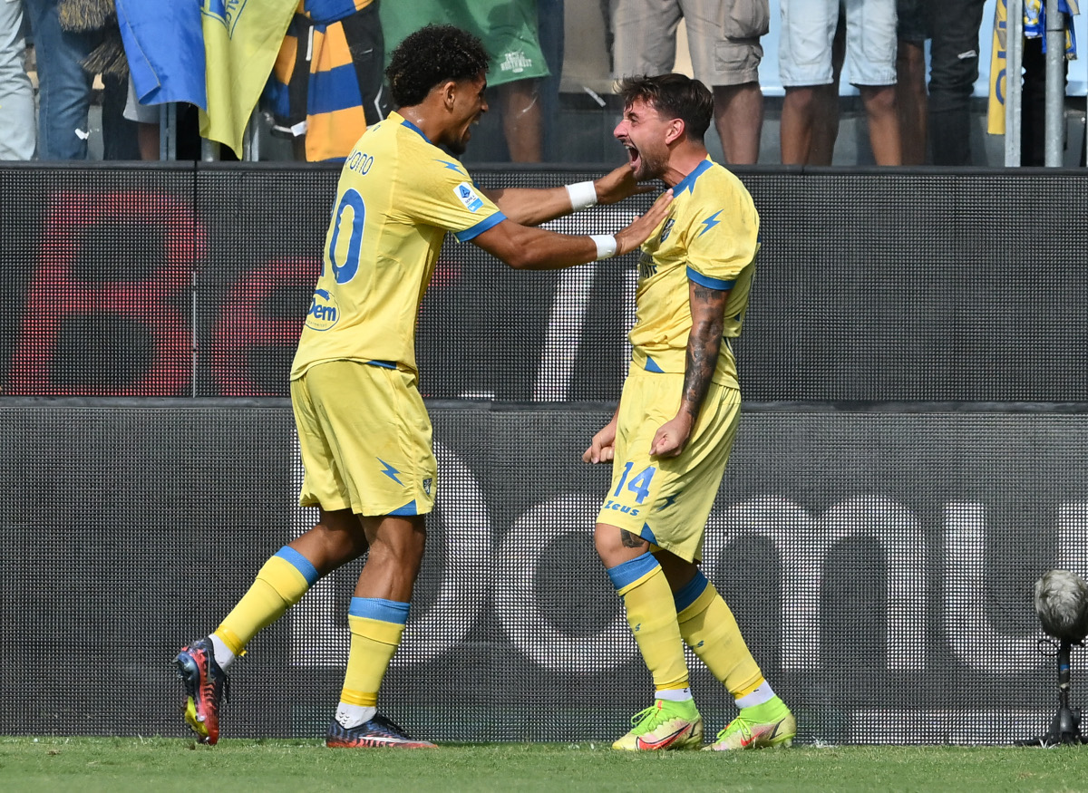 FROSINONE, ITÁLIA - 20 DE SETEMBRO: Giacomo Calo do Frosinone Calcio comemora com seu companheiro de equipe Anthony Oyono depois de marcar o gol de abertura durante a partida da Série A entre Frosinone Calcio e Como 1907 durante a partida da Série A do Frosinone Calcio 2026 entre Frosinone Calcio e Como 1907 no Stadio Benito Stirpe em 20 de setembro de 2026. (Foto de Giuseppe Bellini/Getty Images)