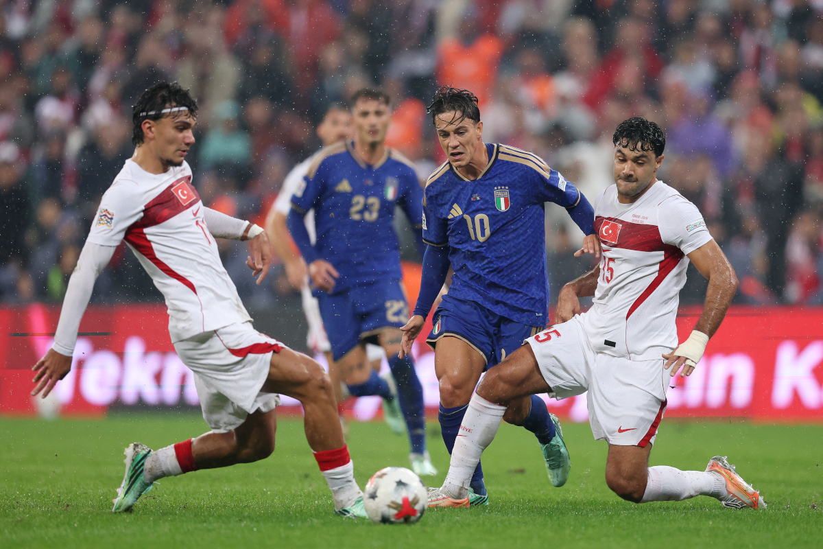 BURSA, TURQUIA - 28 DE SETEMBRO: Giacomo Raspatori da Itália, Khan Usun e Osun Kabak da Turquia durante a partida do grupo da Liga das Nações 2026/27 da UEFA entre Turquia e Itália em 20 de setembro de 28 entre Turquia e Itália no Estádio Atatürk Spor Complexe Modli. Ele desafiou durante a partida no estádio. (Foto de Ahmed Mora/Getty Images)