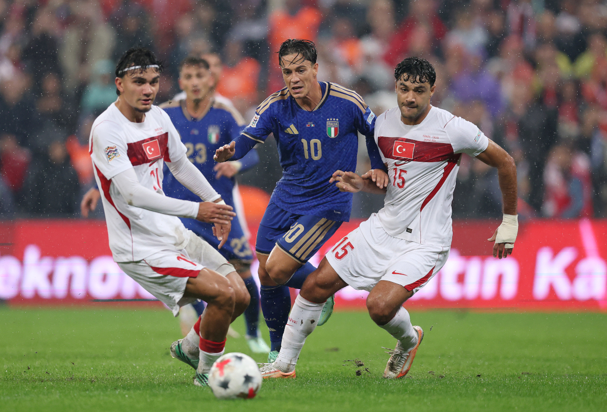 BURSA, TURKEY - SEPTEMBER 28: Giacomo Raspadori of Italy is challenged by Can Uzun and Ozan Kabak of Turkiye during the UEFA Nations League 2026/27 group phase match between Türkiye and Italy at Atatürk Spor Kompleksi Matli Stadyumu on September 28, 2026 in Bursa, Turkey. (Photo by Ahmad Mora/Getty Images)