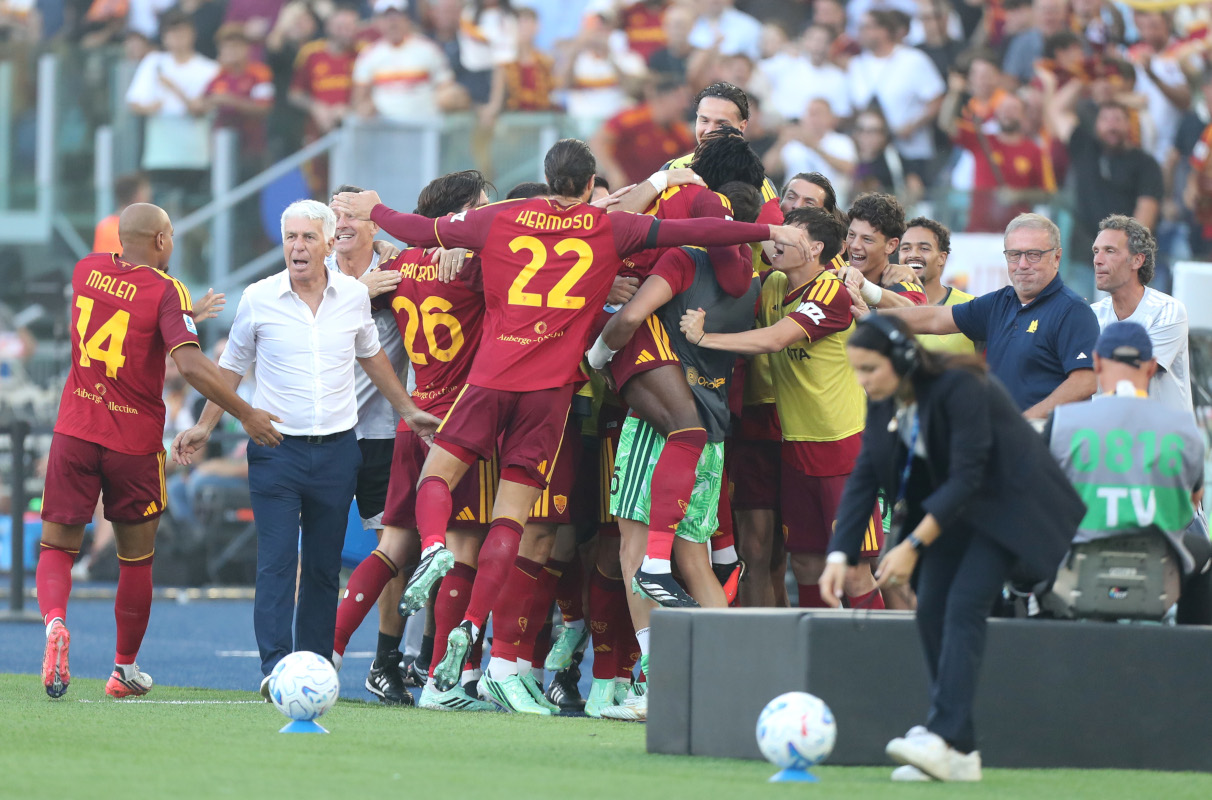 ROMA, ITÁLIA - 19 DE SETEMBRO: Manu Kone, da AS Roma, comemora marcar o primeiro gol de seu time com seus companheiros durante a partida da Série A entre AS Roma e FC Internazionale no Stadio Olimpico em 19 de setembro de 2026 em Roma, Itália. (Foto de Paolo Bruno/Getty Images)