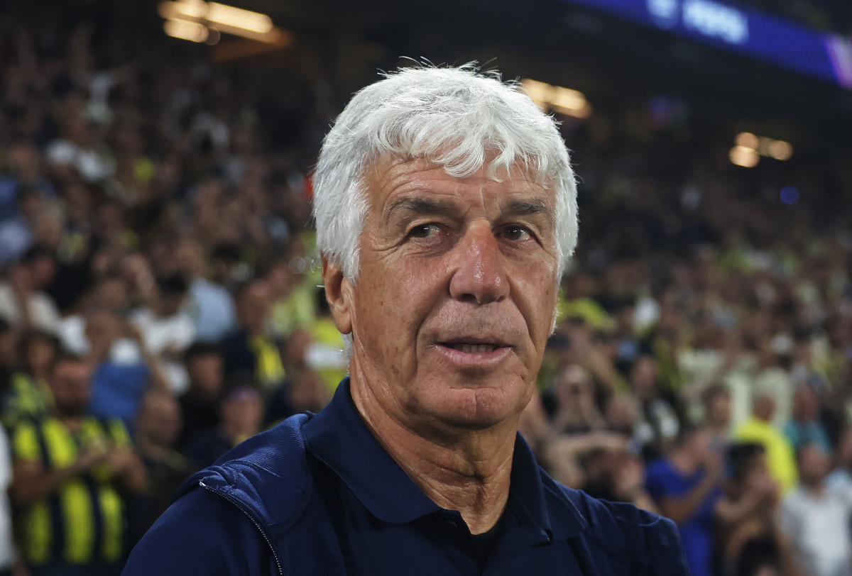 ISTAMBUL, TURQUIA - 10 DE SETEMBRO: Gian Piero Gasperini, técnico da AS Roma, participa da partida MD1 da UEFA Champions League 2026/27 League Stage entre Fenerbahce SK e AS Roma em 2 de setembro, Spor Komplebul 10, Spor 60bul, Spor 20 no IS Turquia. (Foto de Burak Kara/Getty Images)