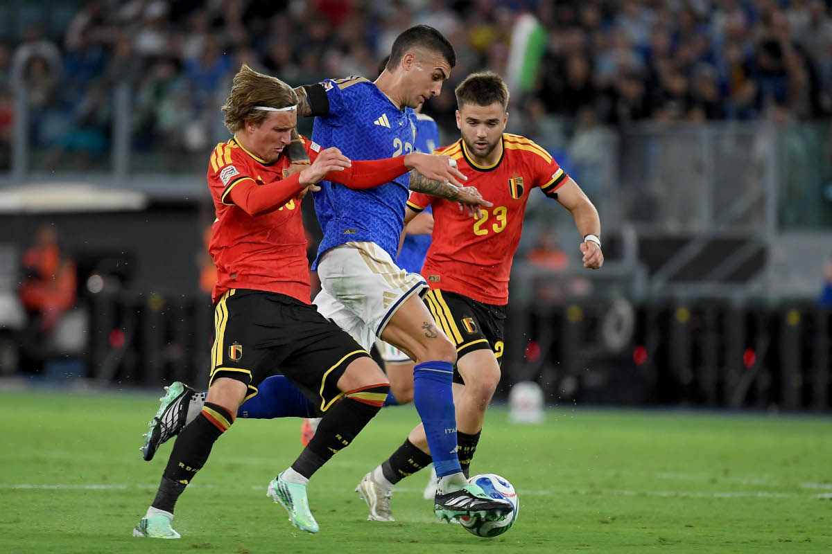 ROMA, ITÁLIA - 25 DE SETEMBRO: Gianluca Mancini da Itália disputa a bola com Micah Coates durante a partida da fase de grupos da Liga das Nações 2026/27 da UEFA entre Itália e Bélgica em 25 de setembro de 2026 em Roma, Itália. (Foto de Marco Rossi/Getty Images)