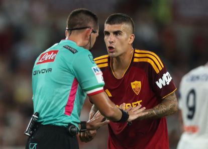 ROME, ITALY - SEPTEMBER 05: Gianluca Mancini of Roma reacts during the Serie A match between AS Roma and Atalanta BC at Stadio Olimpico on September 05, 2026 in Rome, Italy. (Photo by Paolo Bruno/Getty Images)