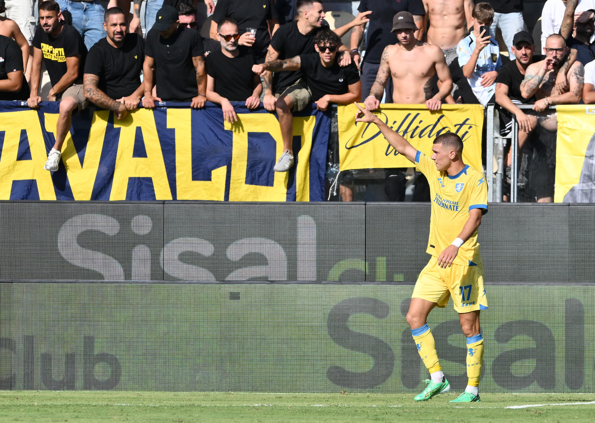 FROSINONE, ITÁLIA - 20 DE SETEMBRO: Giorgi Kvernadze do Frosinone Calcio comemora um gol de 2 a 0 durante a partida da Série A entre Frosinone Calcio e Como 1907 no Stadio Benito Stirpe em 20 de setembro de 2026 em Frosinone, Itália. (Foto de Giuseppe Bellini/Getty Images)