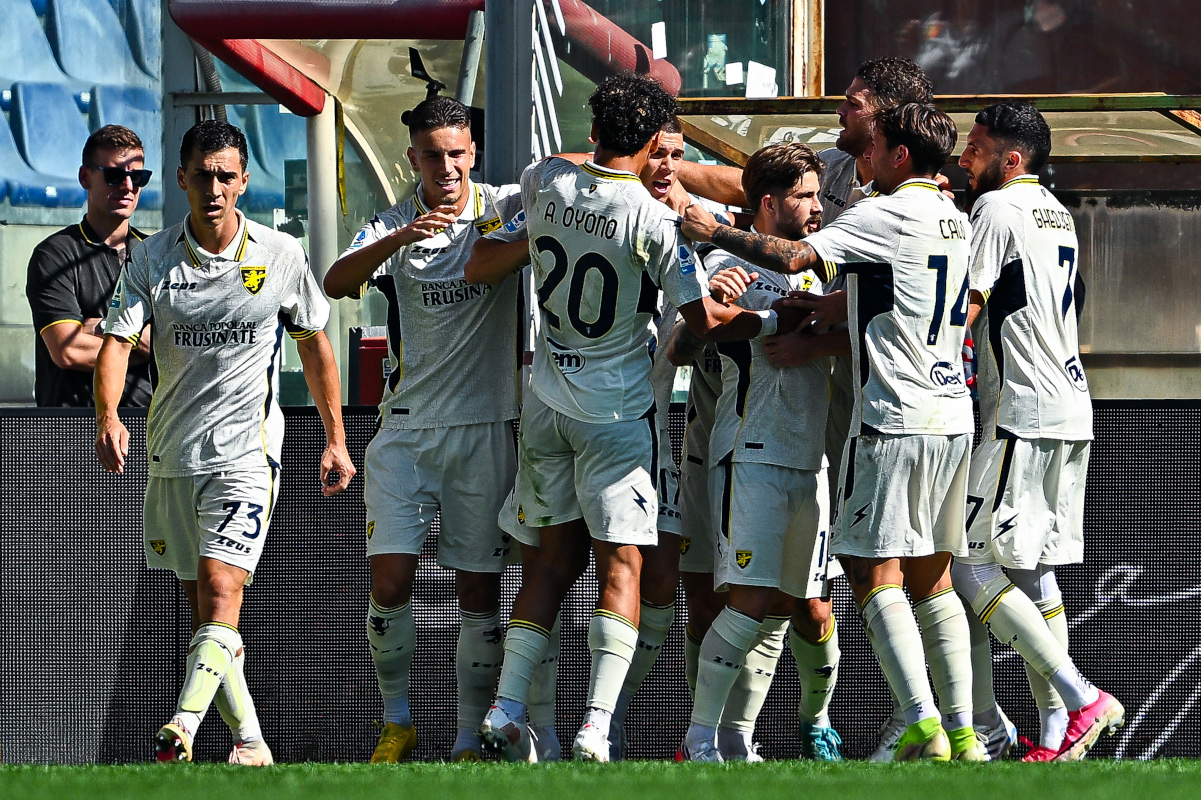 GÊNOVA, ITÁLIA - 12 DE SETEMBRO: Giorgi Guernadze (centro) do Frosinone comemora depois de marcar um gol com seus companheiros durante a partida da Série A entre Genoa CFC e Frosinone Calcio no Stadio Luigi Ferraris em 12 de setembro de 2026 em Gênova, Itália. (Foto de Simone Arveda/Getty Images)
