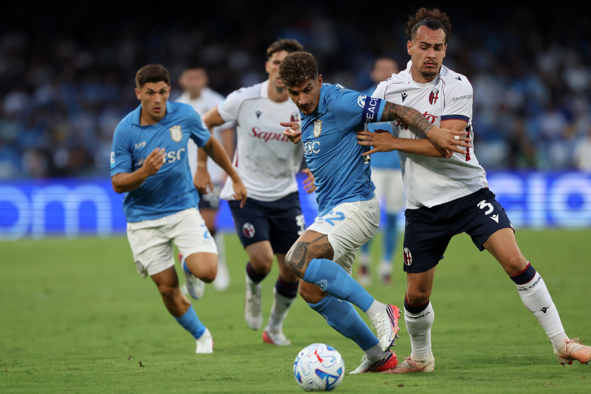 NÁPOLES, ITÁLIA - 13 DE SETEMBRO: Giovanni Di Lorenzo do SSC Napoli luta pela posse de bola com Arthur Teatro do Bologna FC durante a partida da Série A entre SSC Napoli e Bologna FC no Stadio Diego Armando Maradona em 13 de setembro de 2026 em Nápoles, Itália. (Foto: Francesco Pecoraro/Getty Images)