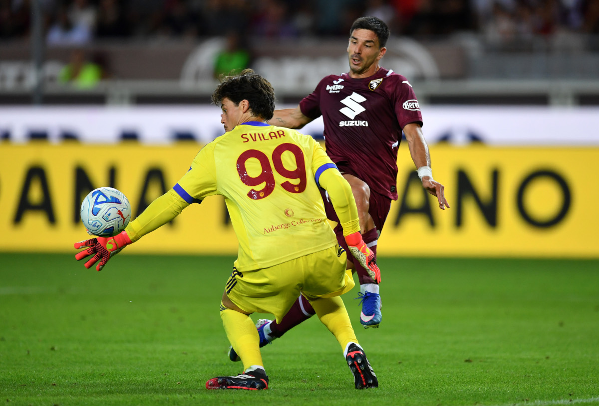 TURIM, ITÁLIA - 14 DE SETEMBRO: Mile Svilar da AS Roma tenta salvar de Giovanni Simeone do Torino FC durante a partida da Série A entre Torino FC e AS Roma no Stadio Olimpico Grande Torino em 14 de setembro de 2026 em Torino, Itália. (Foto de Valerio Pennicino/Getty Images)