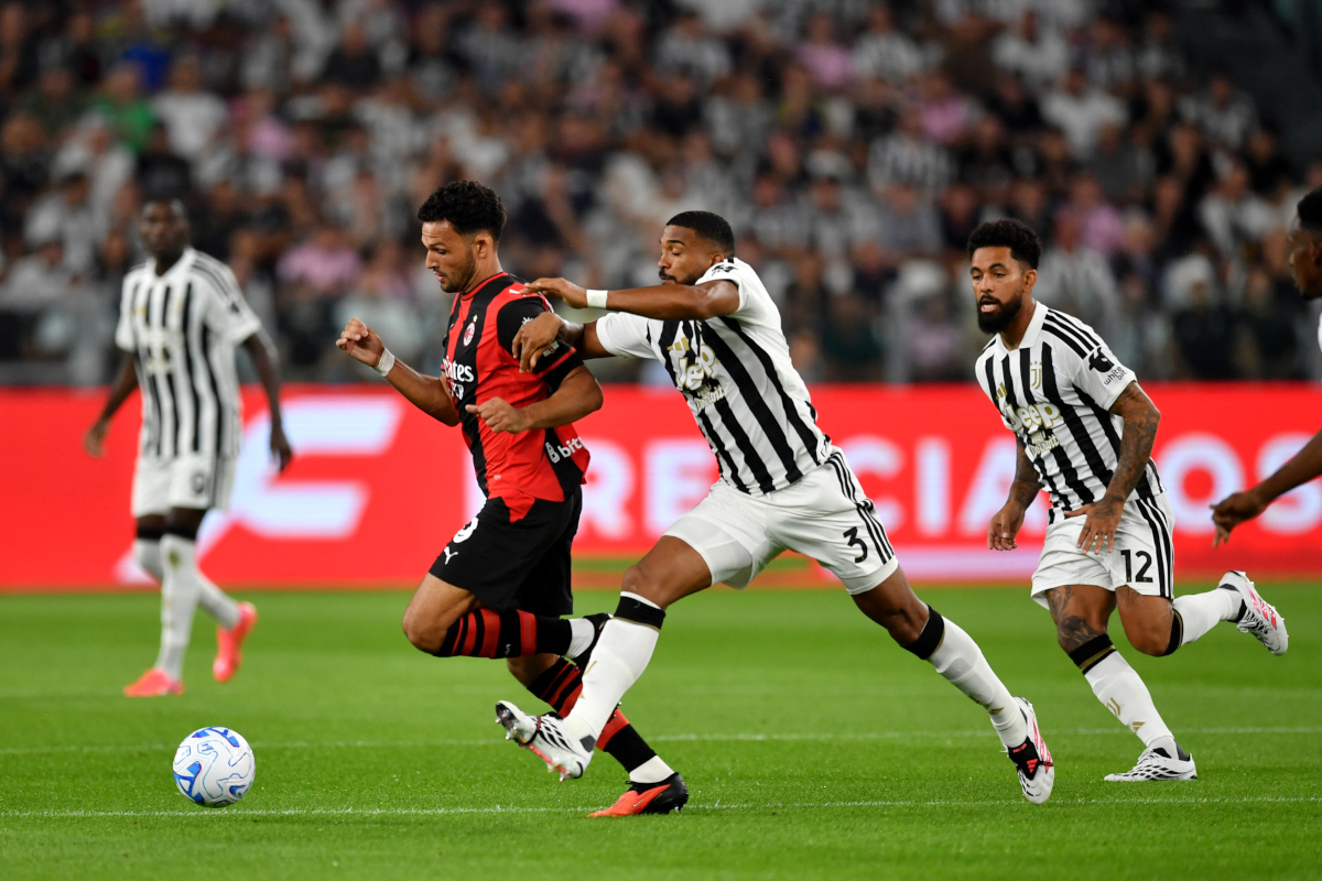 TURIN, ITALY - SEPTEMBER 06: Goncalo Ramos of Milan runs with the ball under pressure from Bremer of Juventus during the Serie A match between Juventus and AC Milan at Allianz Stadium on September 06, 2026 in Turin, Italy. (Photo by Valerio Pennicino/Getty Images)