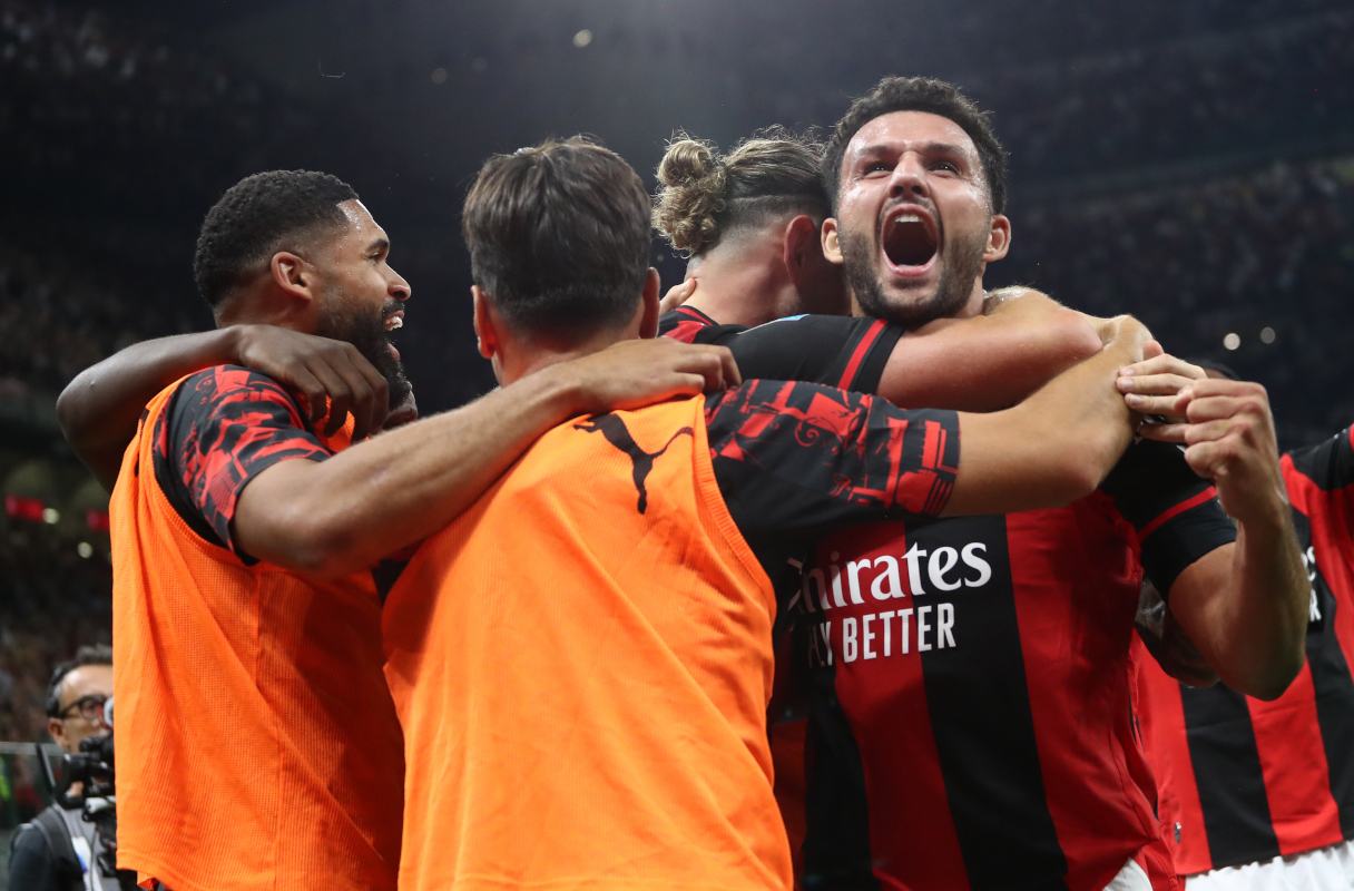 ITÁLIA - 20 DE SETEMBRO: Gonçalo Ramos, do AC Milan, comemora depois que seu companheiro de equipe Adrien Rabiot marcou o segundo gol de seu time durante a partida da Série A entre AC Milan e US Lecce no Stadio Giuseppe Mesa em 20 de setembro de 2026 na Itália. (Foto de Marco Luzani/Getty Images)