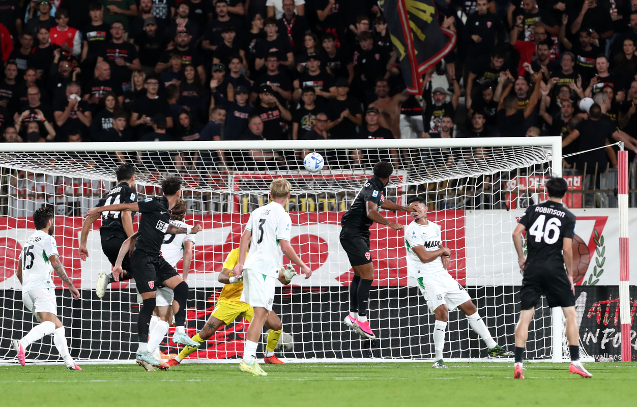 MONZA, ITÁLIA - 18 DE SETEMBRO: Gustavo Varela do AC Monza marca o primeiro gol de seu time durante a partida da Série A entre AC Monza e US Sassuolo no U-Power Stadium em 18 de setembro de 2026 em Monza, Itália. (Foto de Marco Luzani/Getty Images)