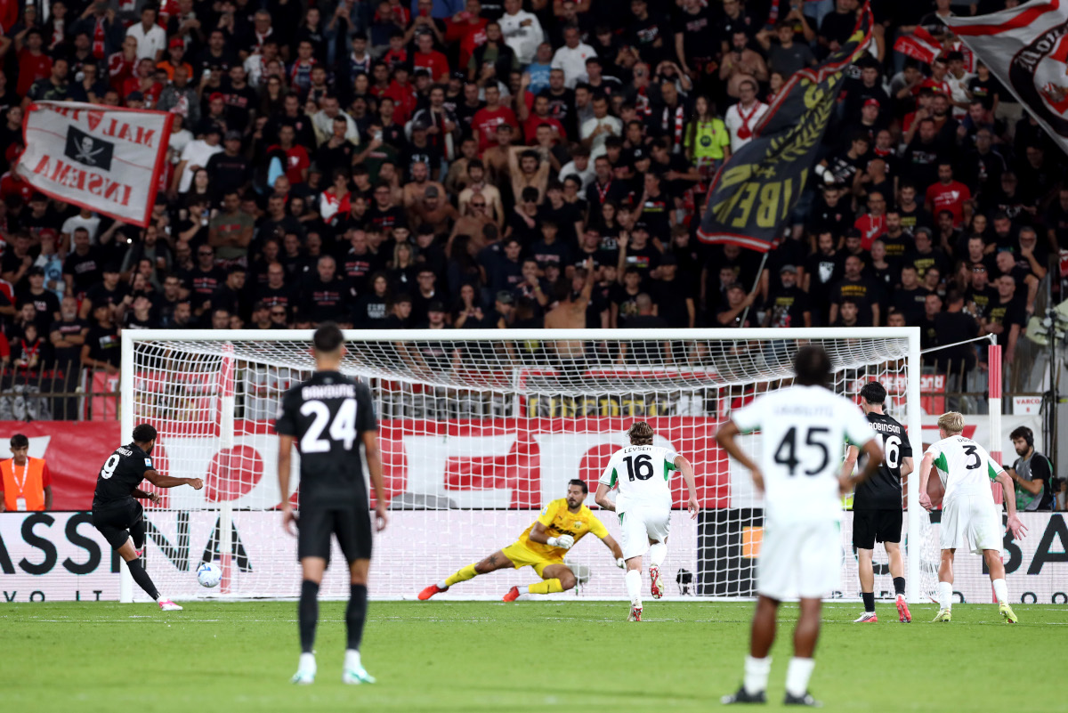 MONZA, ITÁLIA - 18 DE SETEMBRO: Gustavo Varela do AC Monza marca o segundo gol de seu time de pênalti durante a partida da Série A entre AC Monza e US Sassuolo no U-Power Stadium em 18 de setembro de 2026 em Monza, Itália. (Foto de Marco Luzani/Getty Images)
