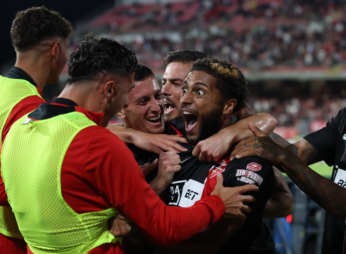 MONZA, ITÁLIA - 18 DE SETEMBRO: Gustavo Varela de Monza comemora depois de marcar o gol de abertura durante a partida da Série A entre AC Monza e US Sassuolo no U-Power Stadium em 18 de setembro de 2026 em Monza, Itália. (Foto de Cláudio Villa/Getty Images)