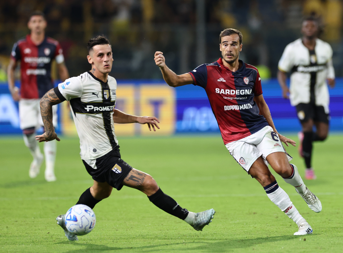 PARMA, ITÁLIA - 22 DE AGOSTO: Harry Winks do Cagliari Calcio com Emanuele Valeri do Parma Calcio 1913 pela bola durante a partida da Série A entre Parma Calcio e Cagliari Calcio no Stadio Ennio Turdini em 22 de agosto de 2026 no Stadio Ennio Turdini. Competindo. (Foto de Luca Amedeo Bizzarri/Getty Images)