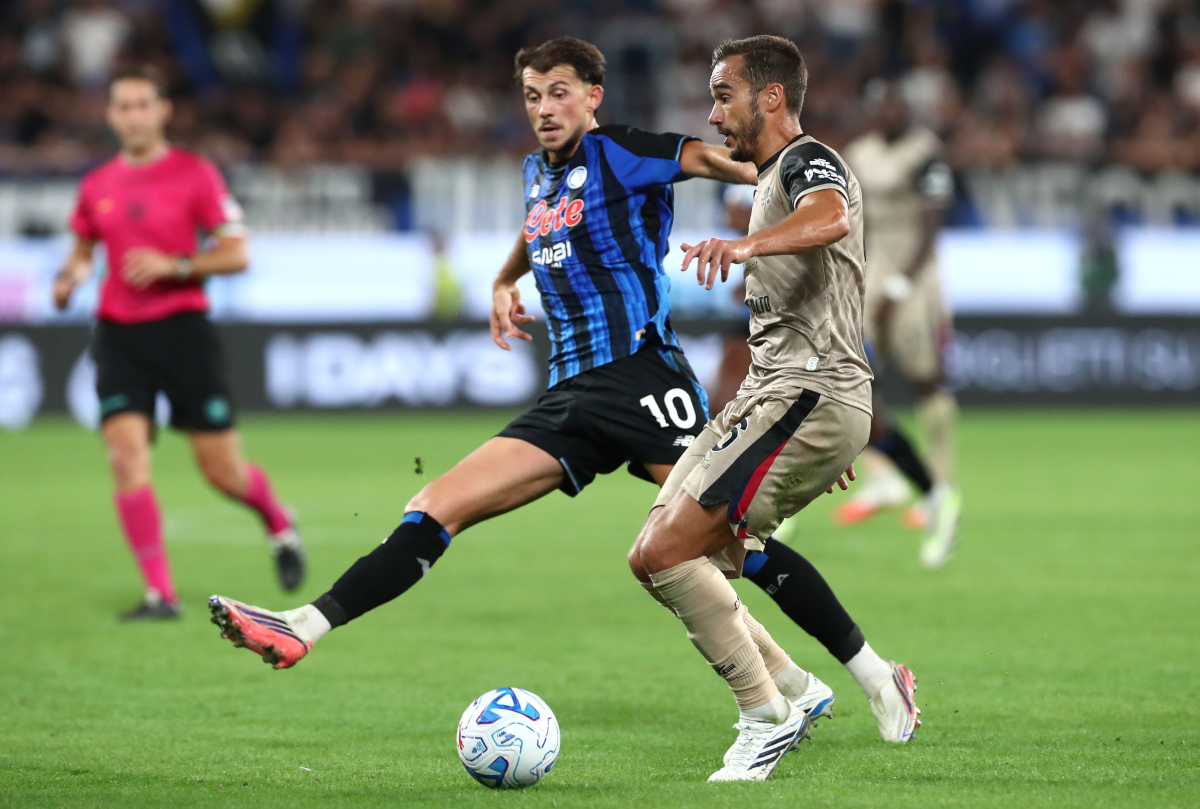 BERGAMO, ITÁLIA - 12 DE SETEMBRO: Harry Winks do Cagliari Calcio é pressionado por Lazar Samardzig da Atalanta BC durante a partida da Série A entre Atalanta BC e Parma Calcio no Stadio Atleti Azzurri d'Italia em 12 de setembro de 2026 na Itália. (Foto de Marco Luzzani/Getty Images)