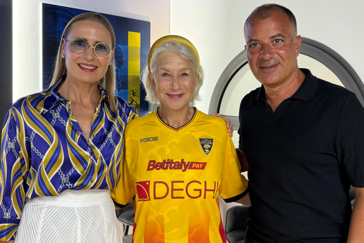 Dame Helen Mirren posa com o presidente Saverio Sticchi Damiani (@officialuslecce) em uma camisa de renda