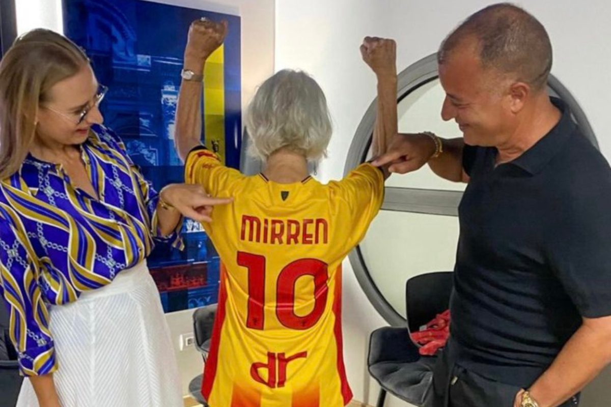 Helen Mirren mostra sua camisa pessoal do Lecce com o presidente Saverio Sticchi Damiani (@officialuslecce)
