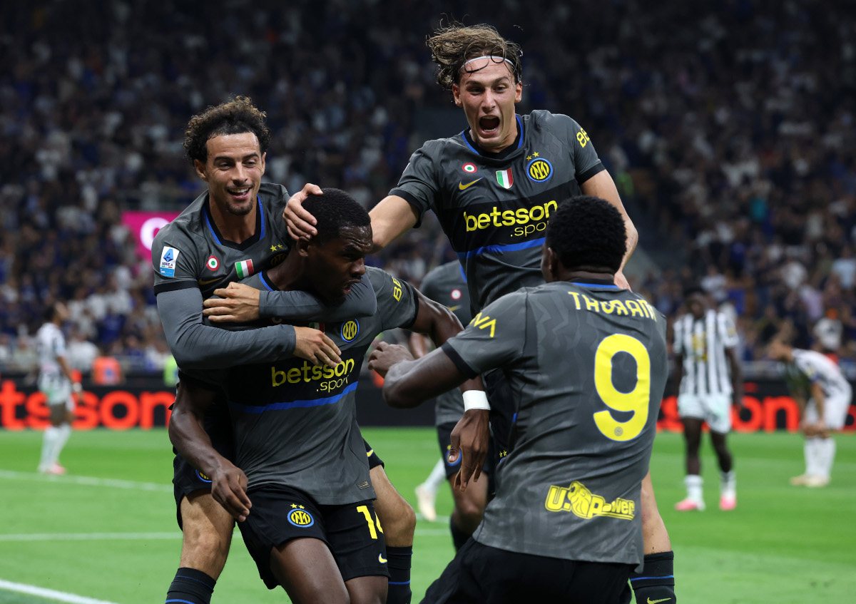 MILÃO, ITÁLIA - 14 DE SETEMBRO: Ange-Yoan Bonny do FC Internazionale Milano comemora marcar o quinto gol de seu time com os companheiros Curtis Jones, Marcus Thuram e Francesco Pio Esposito durante a partida da Série A entre FC Internazionale e Udinepese Calciozais em setembro. 14 de outubro de 2026 em Milão, Itália. (Foto de Cláudio Villa/Getty Images)