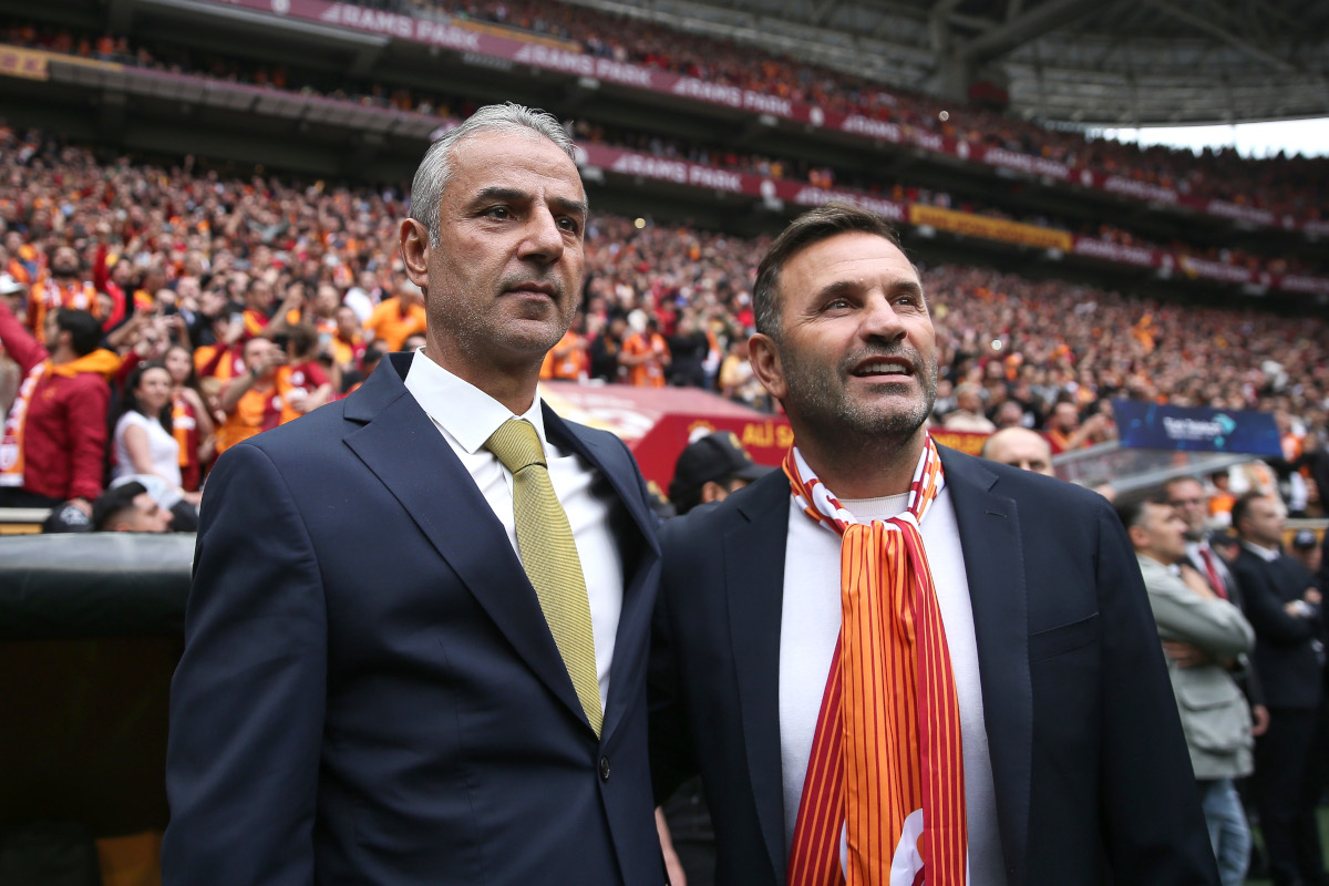 ISTAMBUL, TURQUIA - 19 DE MAIO: O técnico do Galatasaray Okan Buruk e o técnico do Fenerbahçe Ismail Kardal observam antes da partida da Superliga Turca entre Galatasaray e Fenerbahçe no Rams Park em 19 de maio de 2024 em Istambul, Turquia. (Foto de Ahmed Mora/Getty Images)