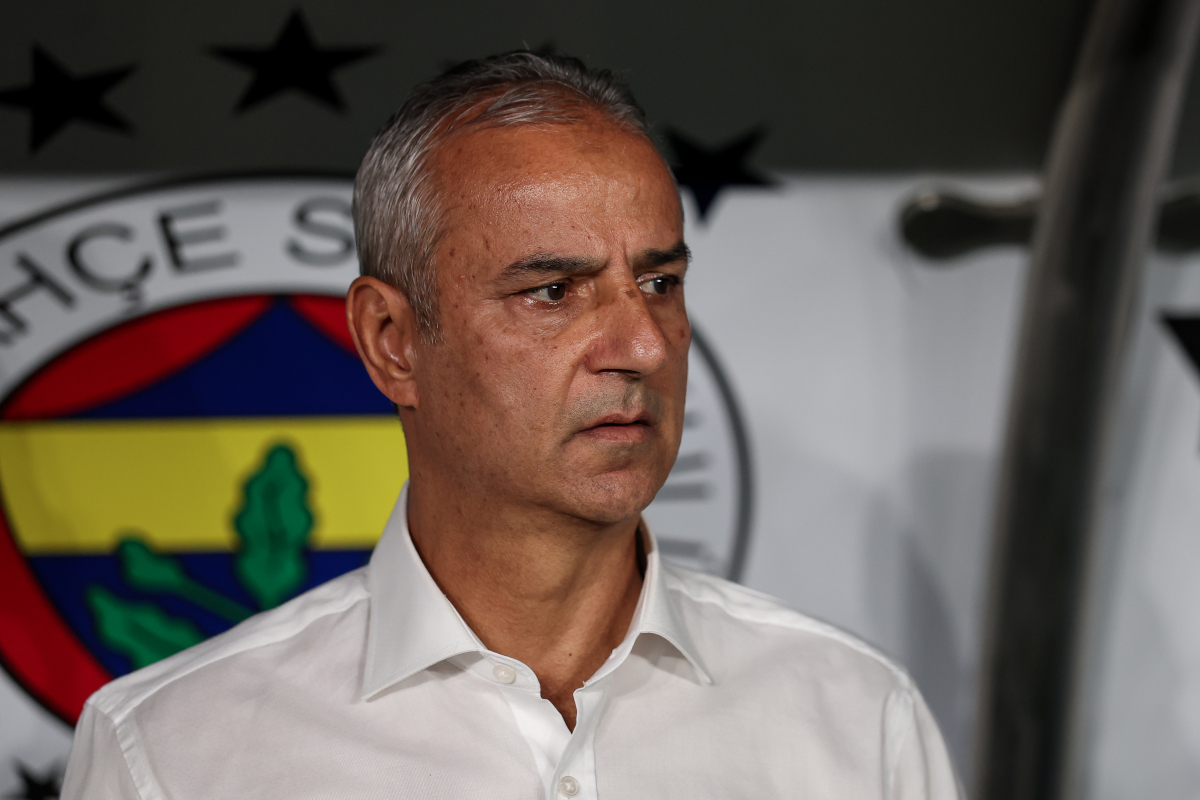 ISTAMBUL, TURQUIA - 5 DE SETEMBRO: Ismail Kurtal, técnico do Fenerbahce, observa durante a partida da Super League turca 2026/27 entre Fenerbahce SK e Besiktas JK no Estádio Ulkar Sugru Saragoku em 5 de setembro de 2026 em Istambul, Turquia. (Foto de Ahmed Mora/Getty Images)