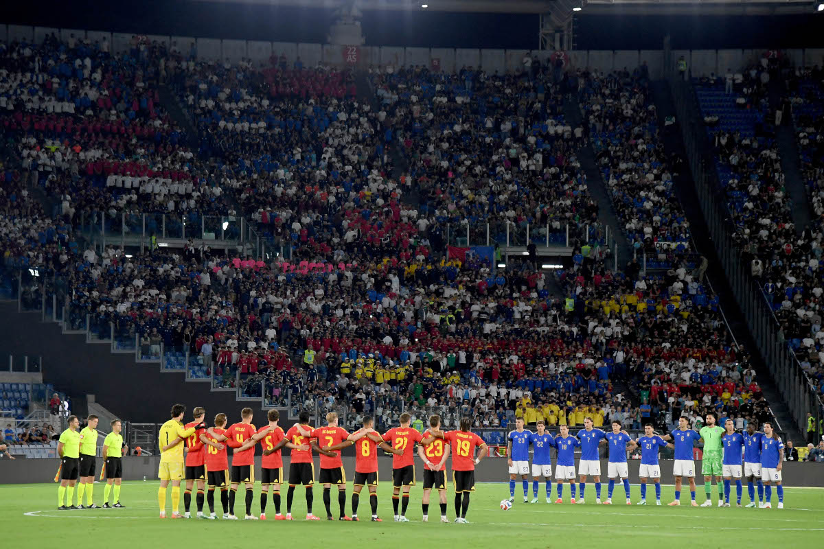 ROMA, ITÁLIA - 25 DE SETEMBRO: Jogadores da Itália e da Bélgica observam um minuto de silêncio em memória de Franco Baresi (Foto de Marco Rossi/Getty Images)