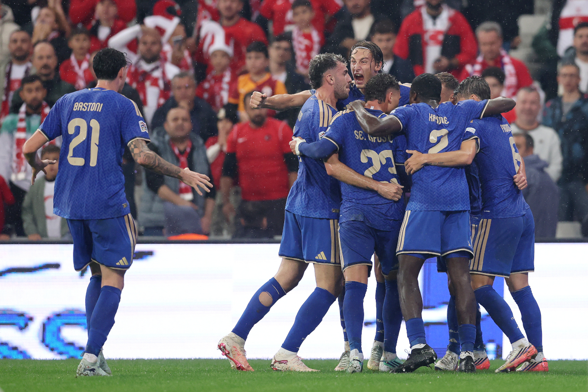 BURSA, TURQUIA - 28 DE SETEMBRO: David Fratessi, da Itália, comemora o segundo gol de seu time com seus companheiros durante a partida da fase de grupos da Liga das Nações 2026/27 da UEFA entre Turquia e Itália, no Estádio Atatürk Spor Complex Modli, em 2 de setembro de 2020. (Foto de Ahmed Mora / Getty Images)