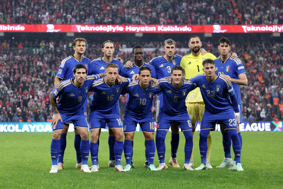 BURSA, TURQUIA - 28 DE SETEMBRO: A seleção italiana posa para uma foto antes da partida da fase de grupos da UEFA Nations League 2026/27 entre Turquia e Itália, no Ataturk Spor Complex Modli Stadium, em 28 de setembro de 2026, em Bursa, Turquia. (Foto de Ahmed Mora/Getty Images)