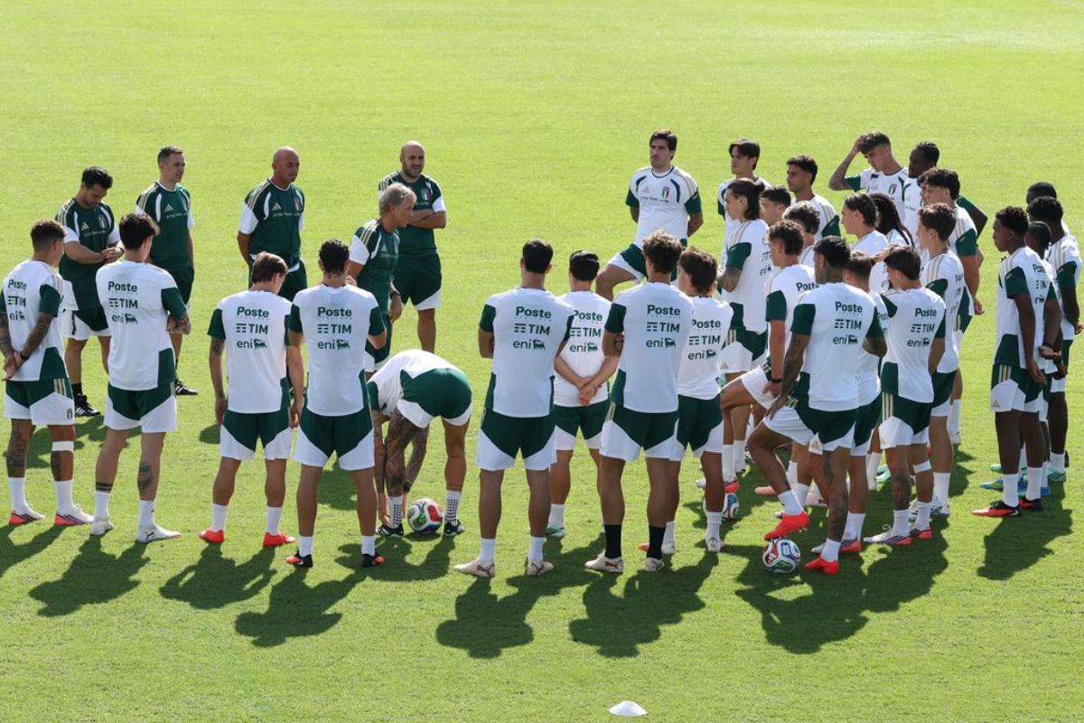 Treino da Itália supervisionado pelo técnico Roberto Mancini em setembro de 2026 (figc.it)