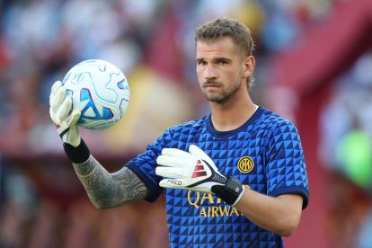 ROME, ITALY - SEPTEMBER 19: Ivan Provedel of FC Internazionale Milano warms up before the Serie A match between AS Roma and FC Internazionale at Stadio Olimpico on September 19, 2026 in Rome, Italy. (Photo by Paolo Bruno/Getty Images)