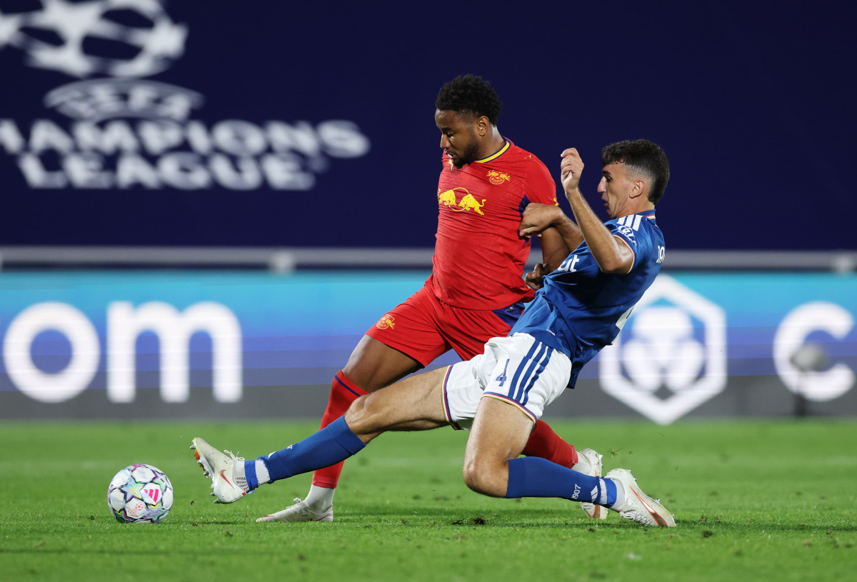 COMO, ITALY - SEPTEMBER 10: Christopher Nkunku of RB Leipzig is challenged by Jacobo Ramon of Como 1907 during the UEFA Champions League 2026/27 League Phase MD1 match between Como 1907 and RB Leipzig at Giuseppe Sinigaglia Stadium on September 10, 2026 in Como, Italy. (Photo by Claudio Villa/Getty Images)