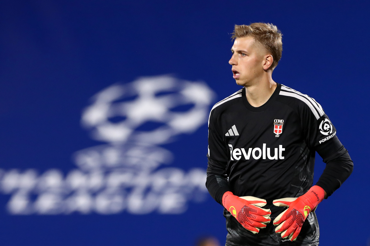 COMO, ITÁLIA - 10 DE SETEMBRO: Jean Buttes do Como 1907 observa durante a partida MD1 da Fase MD1 da UEFA Champions League 2026/27 entre Como 1907 e RB Leipzig no Estádio Giuseppe Sinigaglia em 10 de setembro de 2026 no Como 2026. (Foto de Marco Luzani / Getty Images)